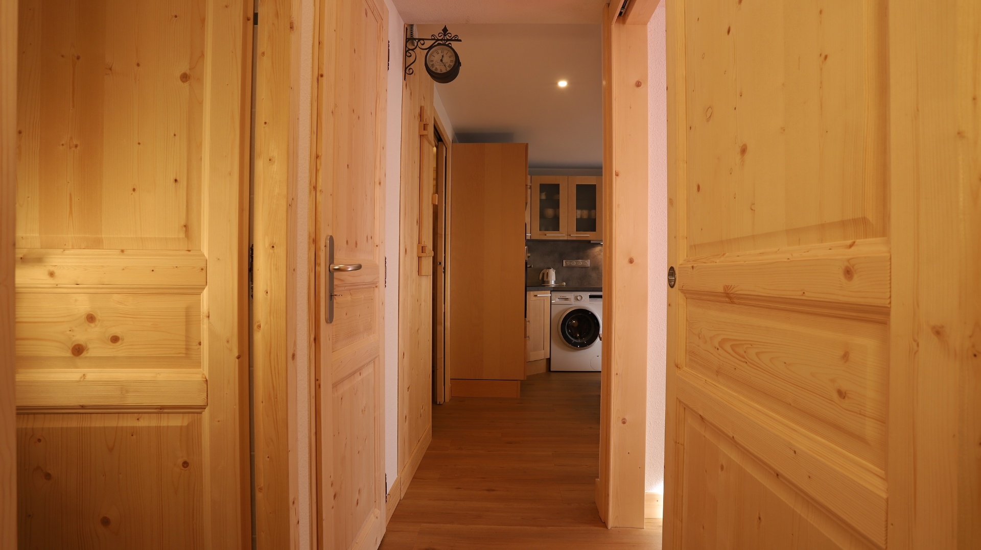 Couloir d'entrée en bois clair