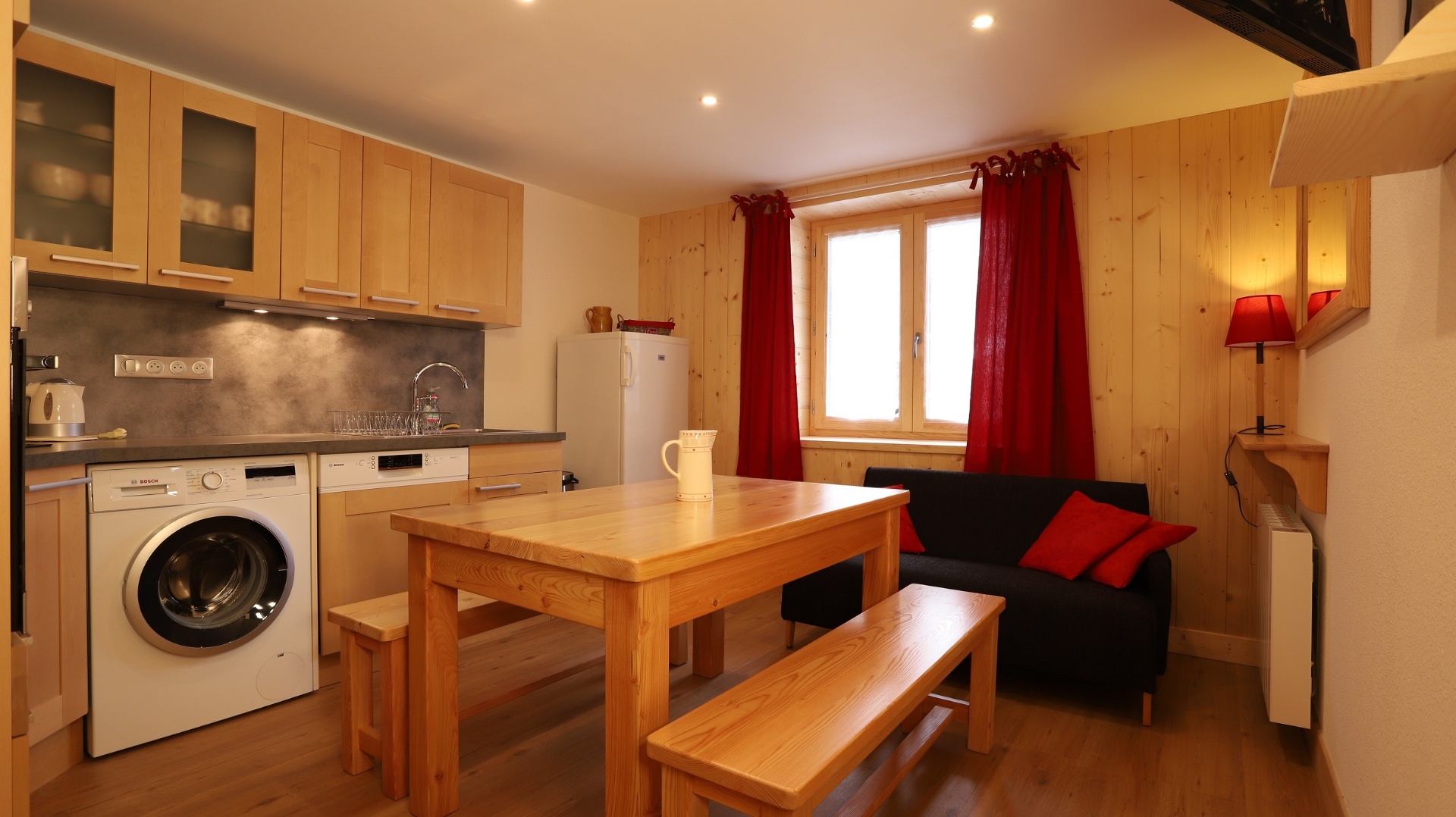 Séjour chaleureux du Chalet Vi-Close avec canapé et table en bois