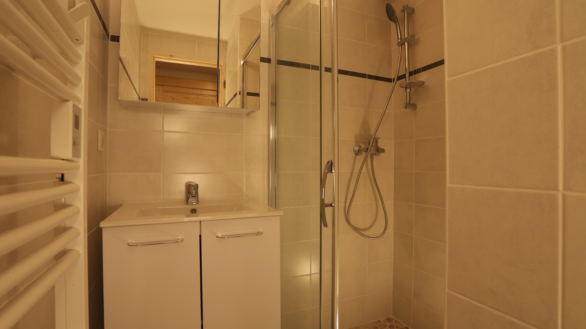 Salle de bain claire avec douche